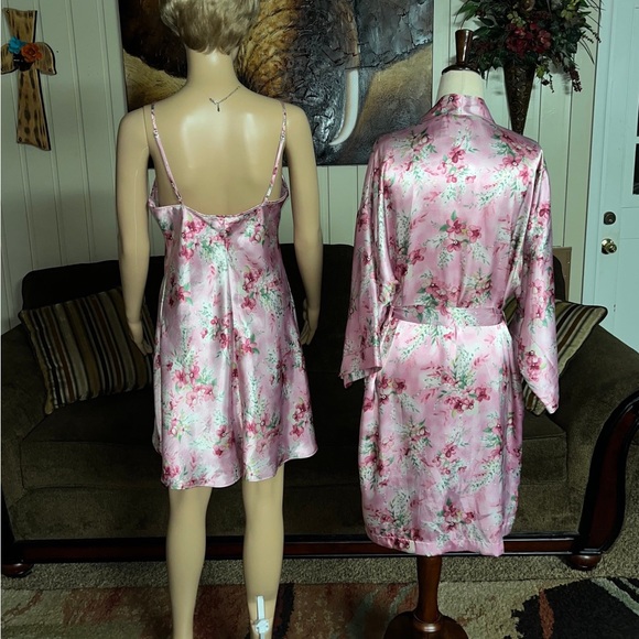 Private Luxuries • Medium • Floral • Pink • Nightgown/ Robe Set - Picture 11 of 16